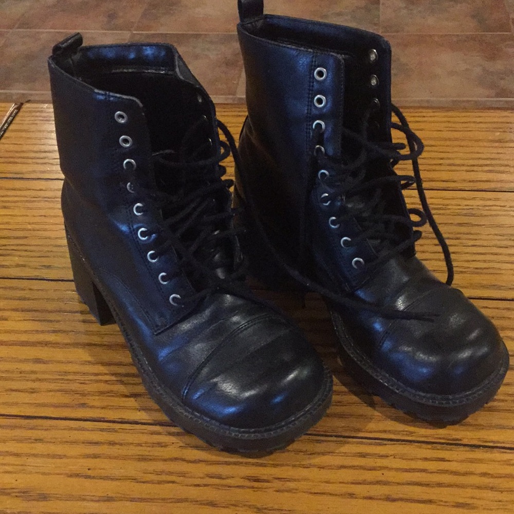 Ladies size 5 combat boot